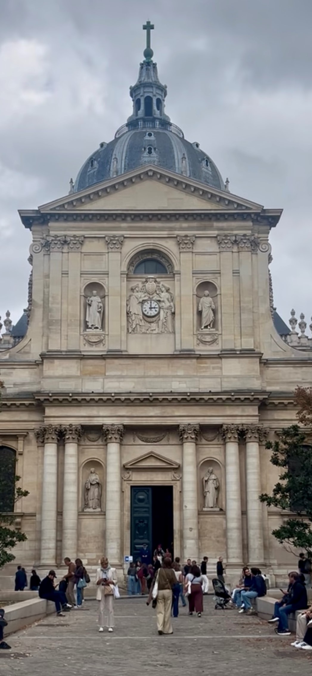 photo de la Place de la Sorbonne pendant les Journées Européennes du Patrimoine avec les portes de la chapelle ouvertes!