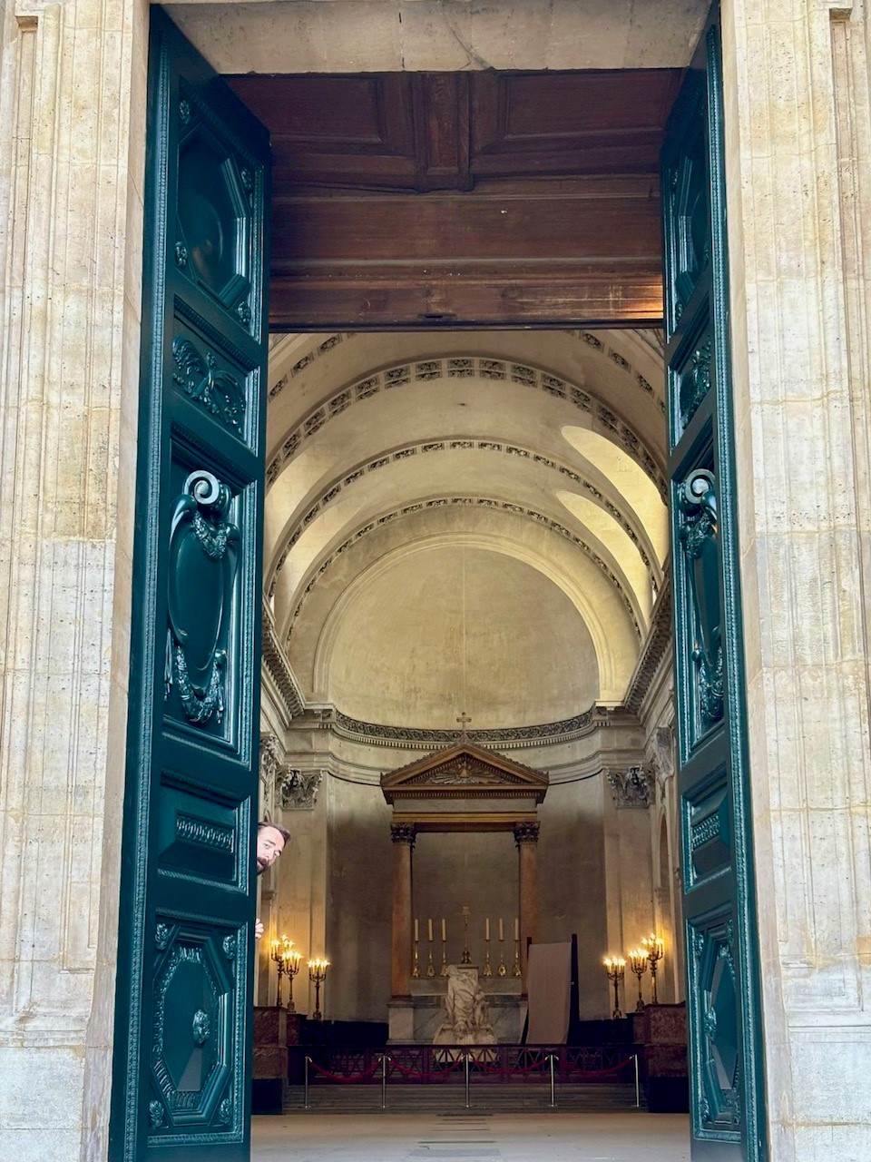 Photo des portes ouvertes et récemment restaurées de la chapelle de la Sorbonne