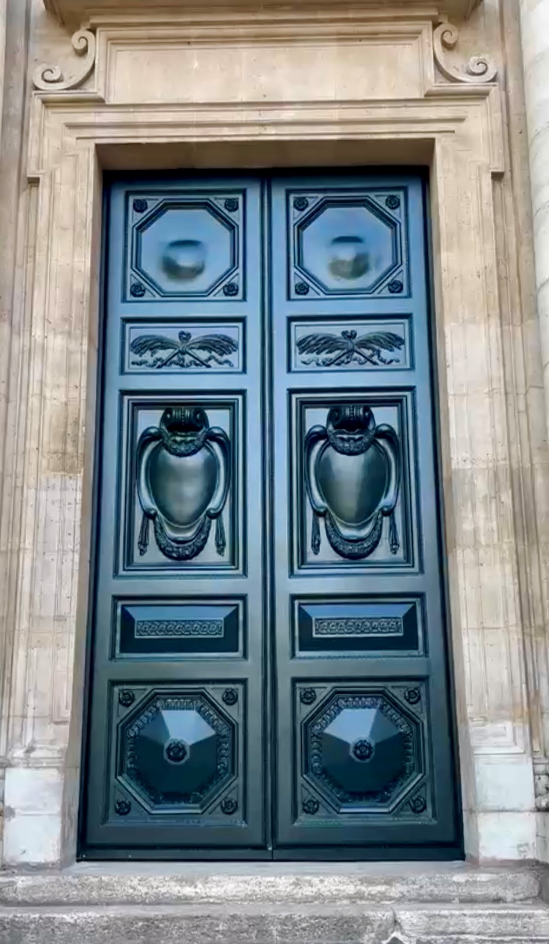 Photos des portes restaurées de la chapelle de la Sorbonne