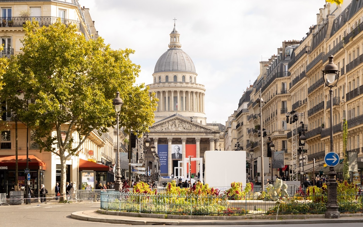 Le portrait de Robert Badinter affichée sur le Panthéon