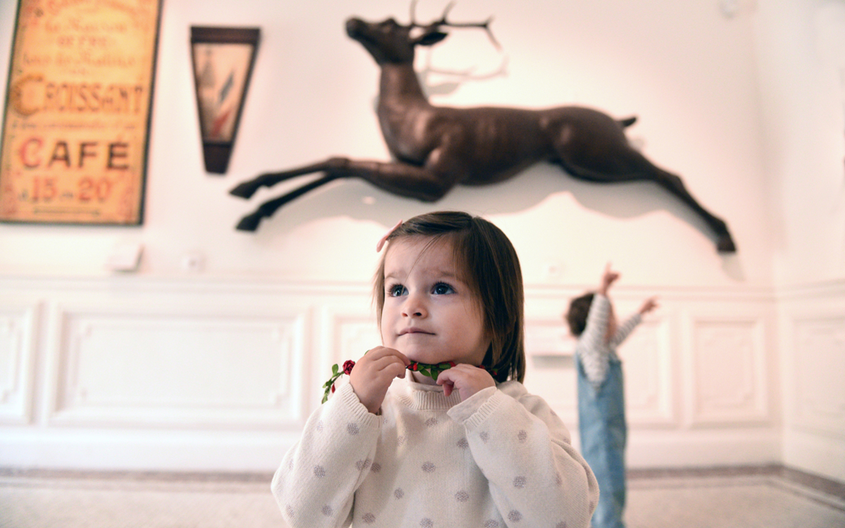 Deux enfants parcourent les salles d'expo du Musée Carnavalet. 