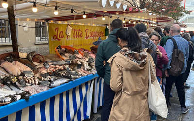 Des clients au stand poissonnerie du marché Sainte-Cécile qui se situe sur la rue Sainte-Cécile et la rue du Conservatoire dans le 9e.
