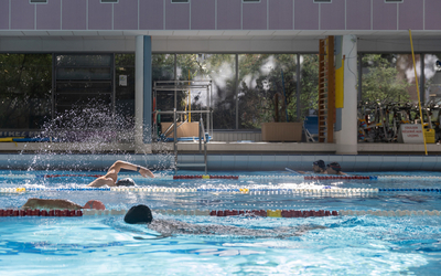 Des nageurs dans le bassin rénové de la piscine Georges Rigal, 11e 