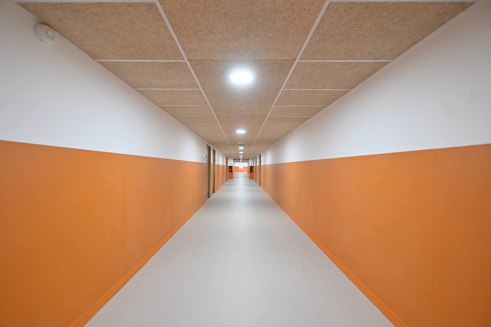 Un couloir flambant neuf du collège Paul Valéry (12e)