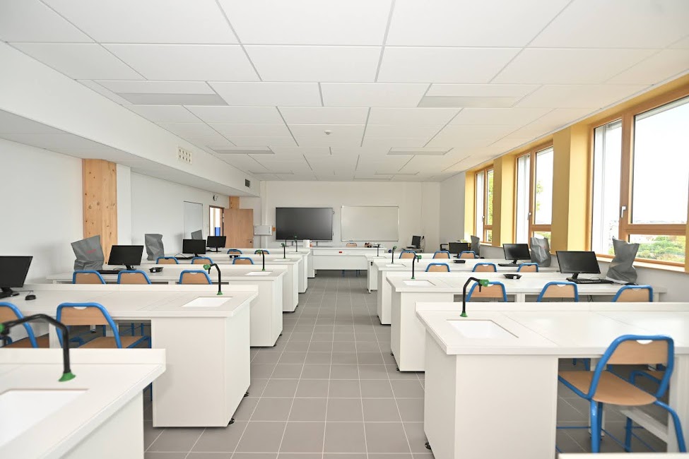 Des salles dédiées aux sciences dotées d’équipements informatiques et multimédias.