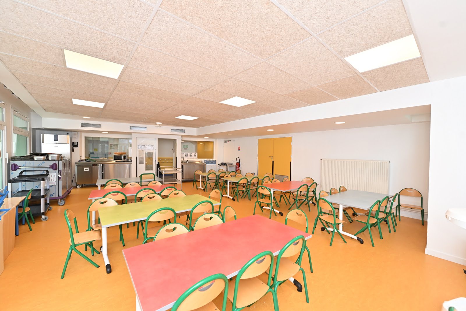La cantine colorée de la maternelle Jean-Baptiste Clément (18e).