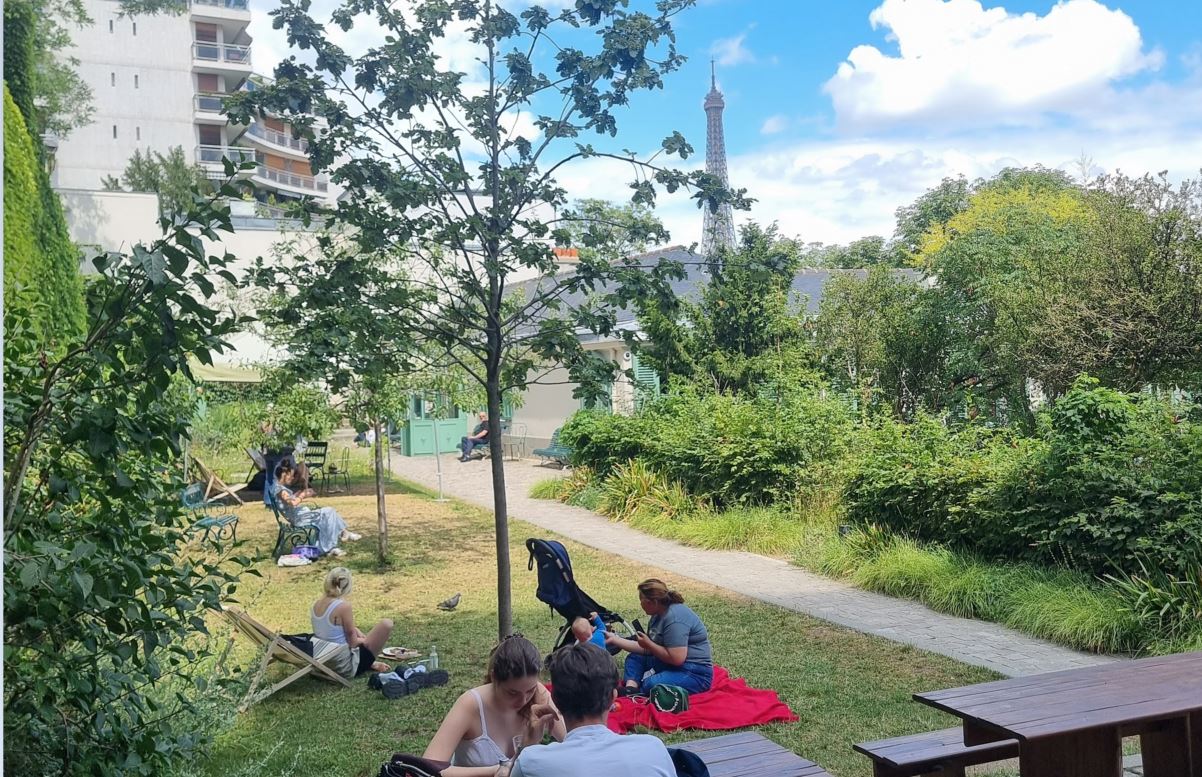 Vue sur la tour Eiffel depuis le jardin