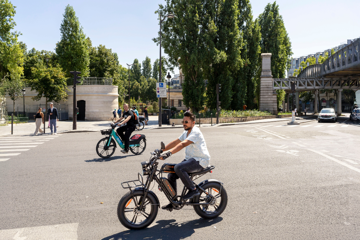 Un speed bike sur la place de la bataille de Stalingrad.