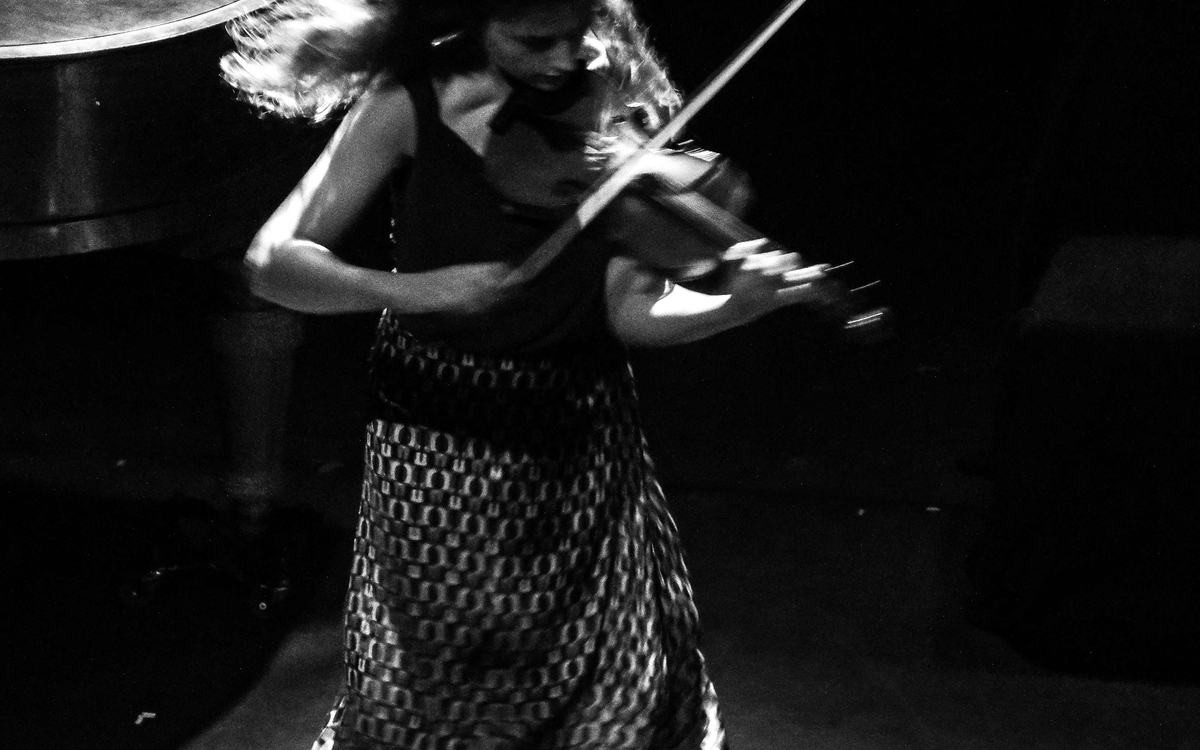 violoniste en noir et blanc