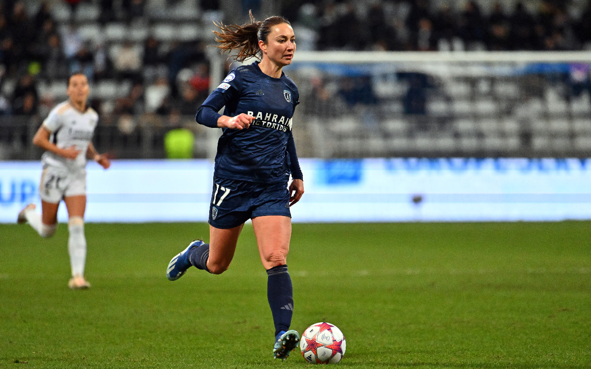 Gaëtane Thiney du Paris FC court avec le ballon lors du match de phase de groupes de l'UEFA Women's Champions League entre le Paris FC et le Real Madrid CF au Stade Charléty, le 14 décembre 2023 à Paris, France.