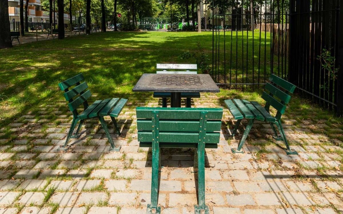 Vue sur une table dans le jardin Laure Albin Guillot, dans le 13e.