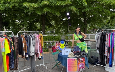 Clémence devant le stand de la FET'A en extérieur