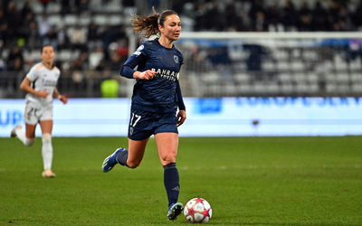 Gaëtane Thiney du Paris FC court avec le ballon lors du match de phase de groupes de l'UEFA Women's Champions League entre le Paris FC et le Real Madrid CF au Stade Charléty, le 14 décembre 2023 à Paris, France.