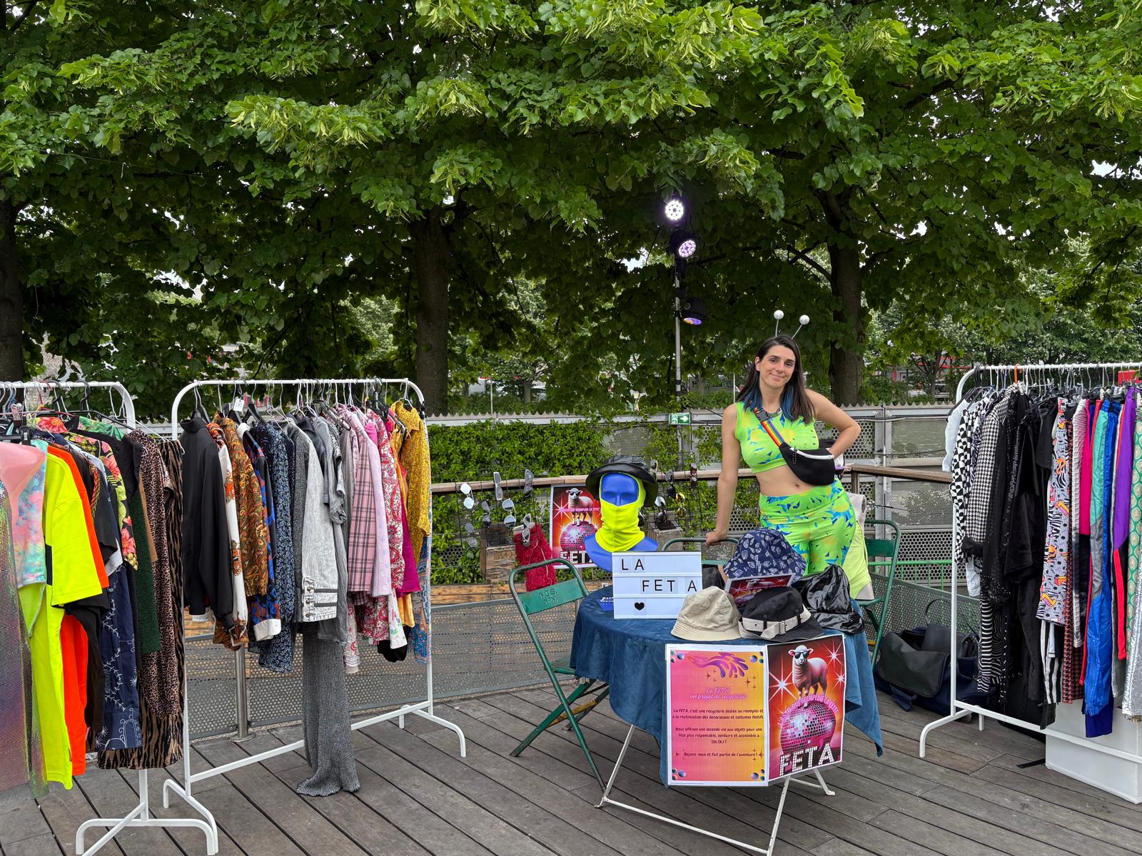 Clémence devant le stand de la FET'A en extérieur