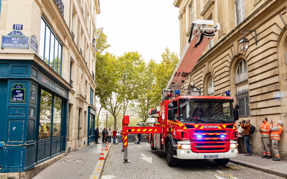 Un camion de pompiers en bas d'un immeuble lors de l'exercice de crise en cas de crue majeure de la Seine