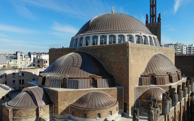 Vue en hauteur de l'arrière de l'église du saint esprit dans le 12e arrondissement de Paris