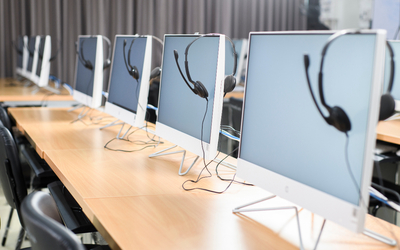 Une salle d'ordinateur avec des casques. 