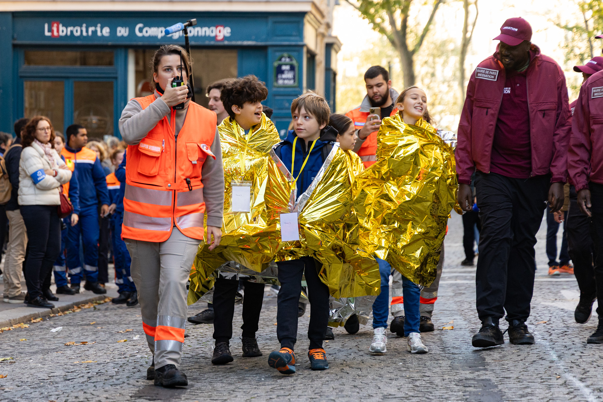 Des enfants évacués d'une école avec des couvertures de survie lors de l'exercice de crise en cas de crue majeure de la Seine.