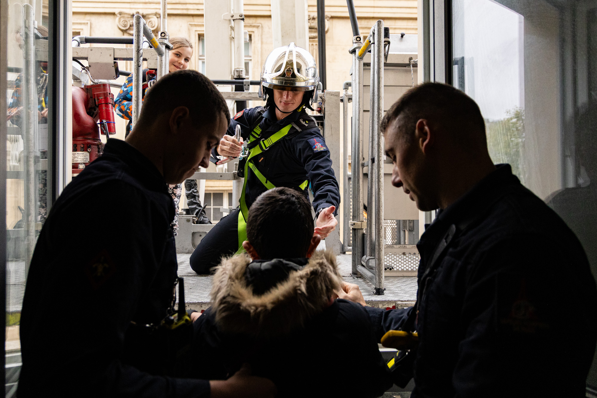 Un enfant entouré de pompiers lors d' exercice de crise en cas de crue majeure de la Seine.