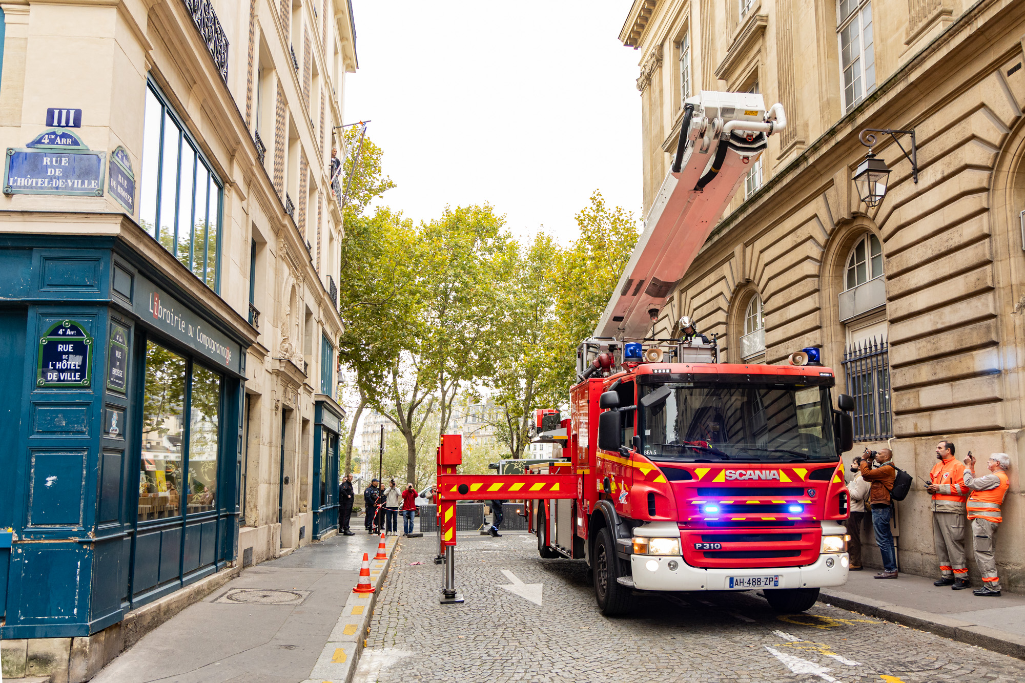 Un camion de pompiers en bas d'un immeuble lors de l'exercice de crise en cas de crue majeure de la Seine