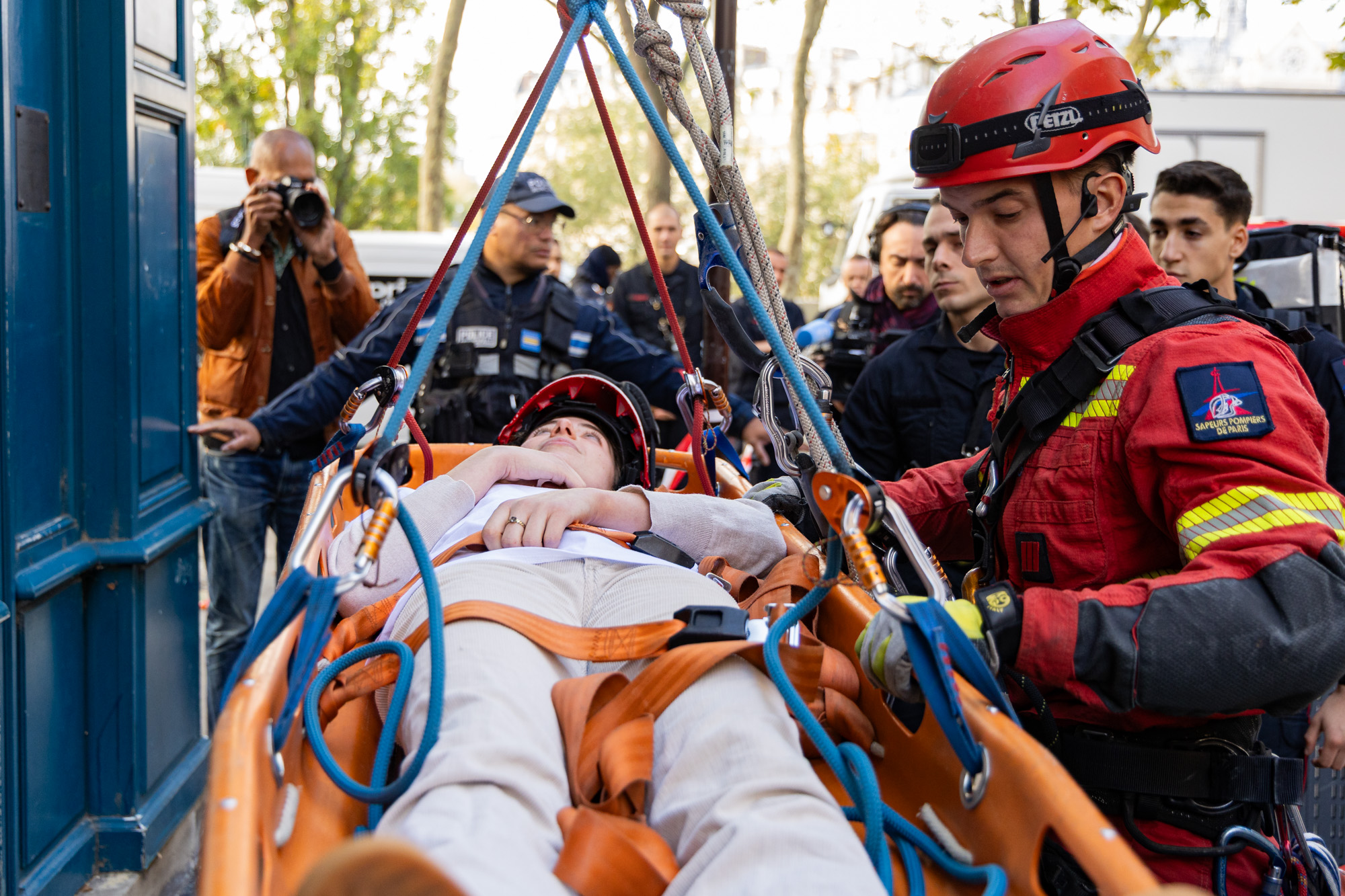 Une personne évacuée par des pompiers sur une civière lors de l'exercice de crise en cas de crue majeure de la Seine.