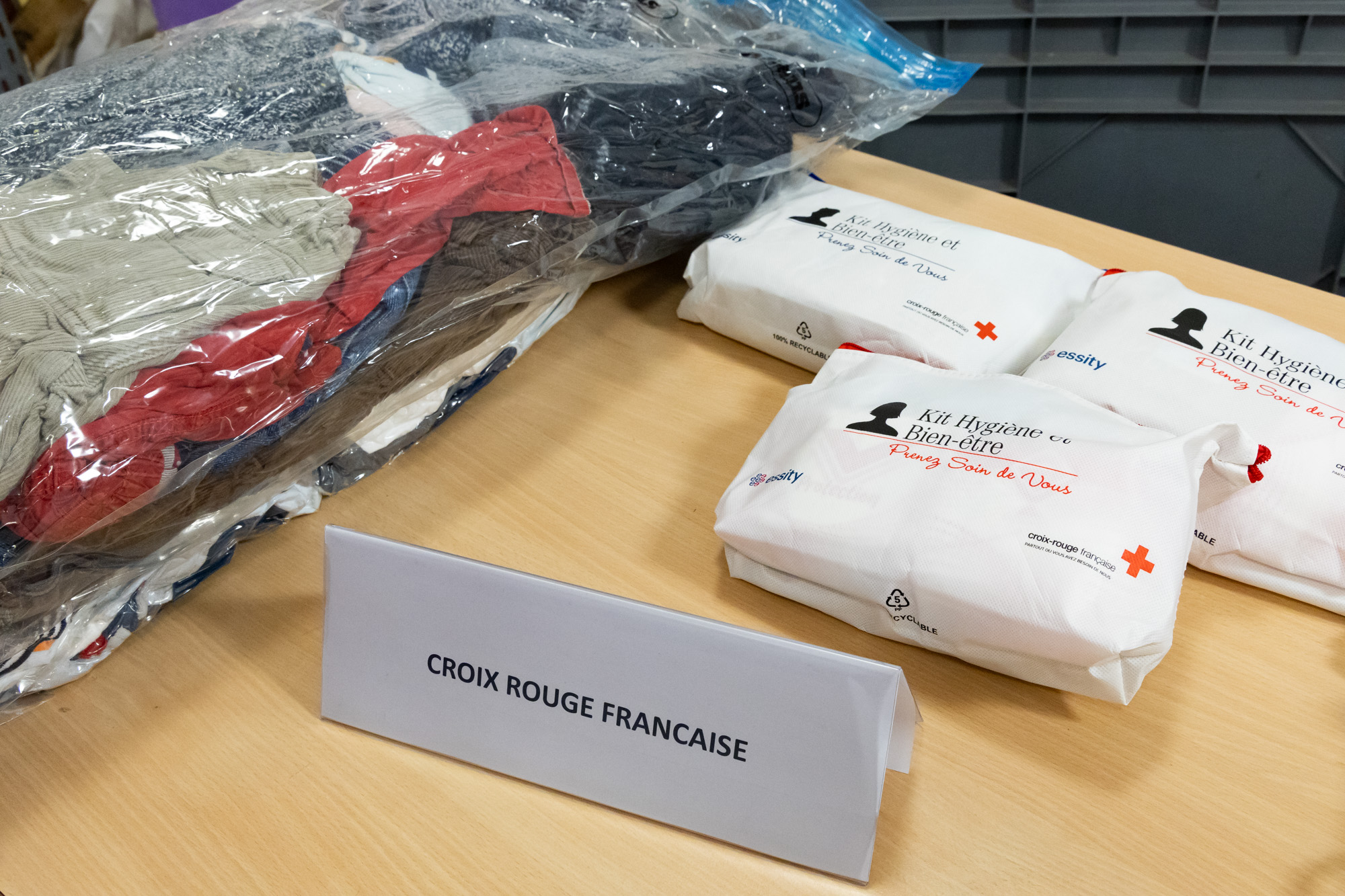 Des kits hygiène bien-être distribués par le Croix-rouge française lors de l'exercice de crise en cas de crue majeure de la Seine