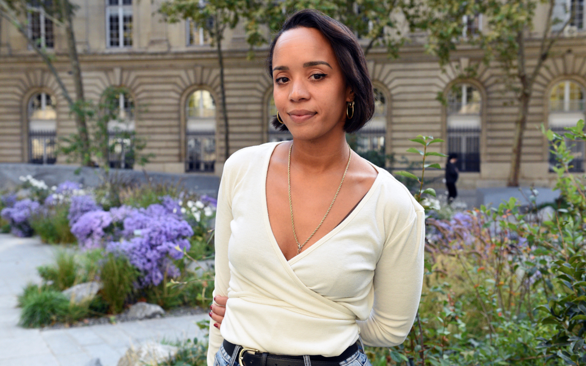 Portrait en extérieur de Laurie Belleterre, Coordinatrice des Moyens de Fonctionnement CASPE 7/15e