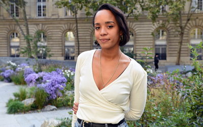 Portrait en extérieur de Laurie Belleterre, Coordinatrice des Moyens de Fonctionnement CASPE 7/15e