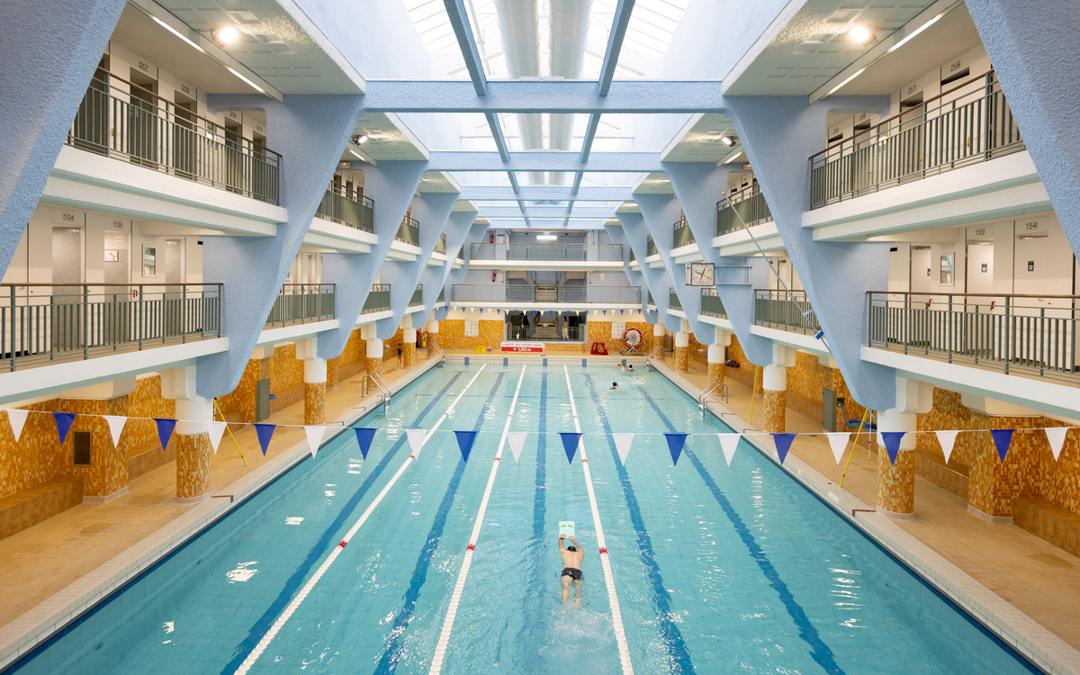 Le bassin de la piscine Rouvet dans le 19e.