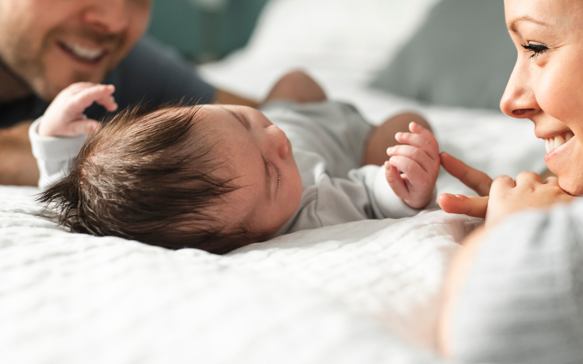 un bébé avec ses parents 