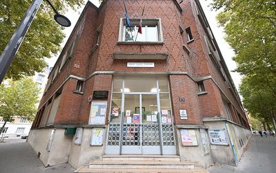 Façade de l'école élémentaire du Parc des Princes et sa bibliothèque (16e).