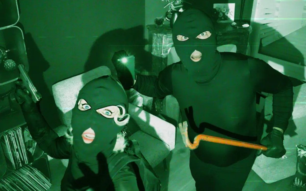 Deux personnes cagoulées regardent l'objectif