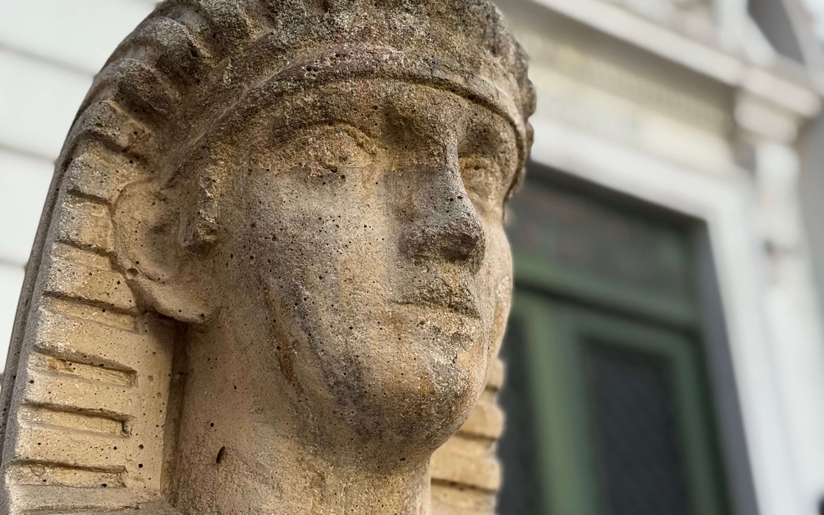 sculpture de sphinx devant le conservatoire