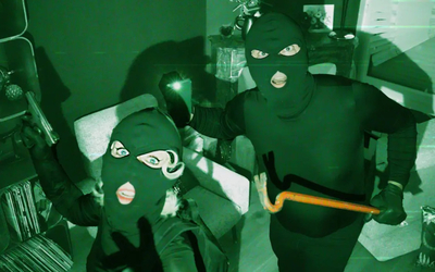 Deux personnes cagoulées regardent l'objectif 