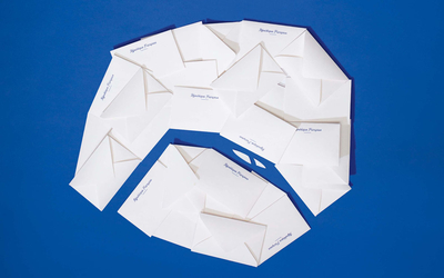 Des enveloppes électorales forment une carte de Paris