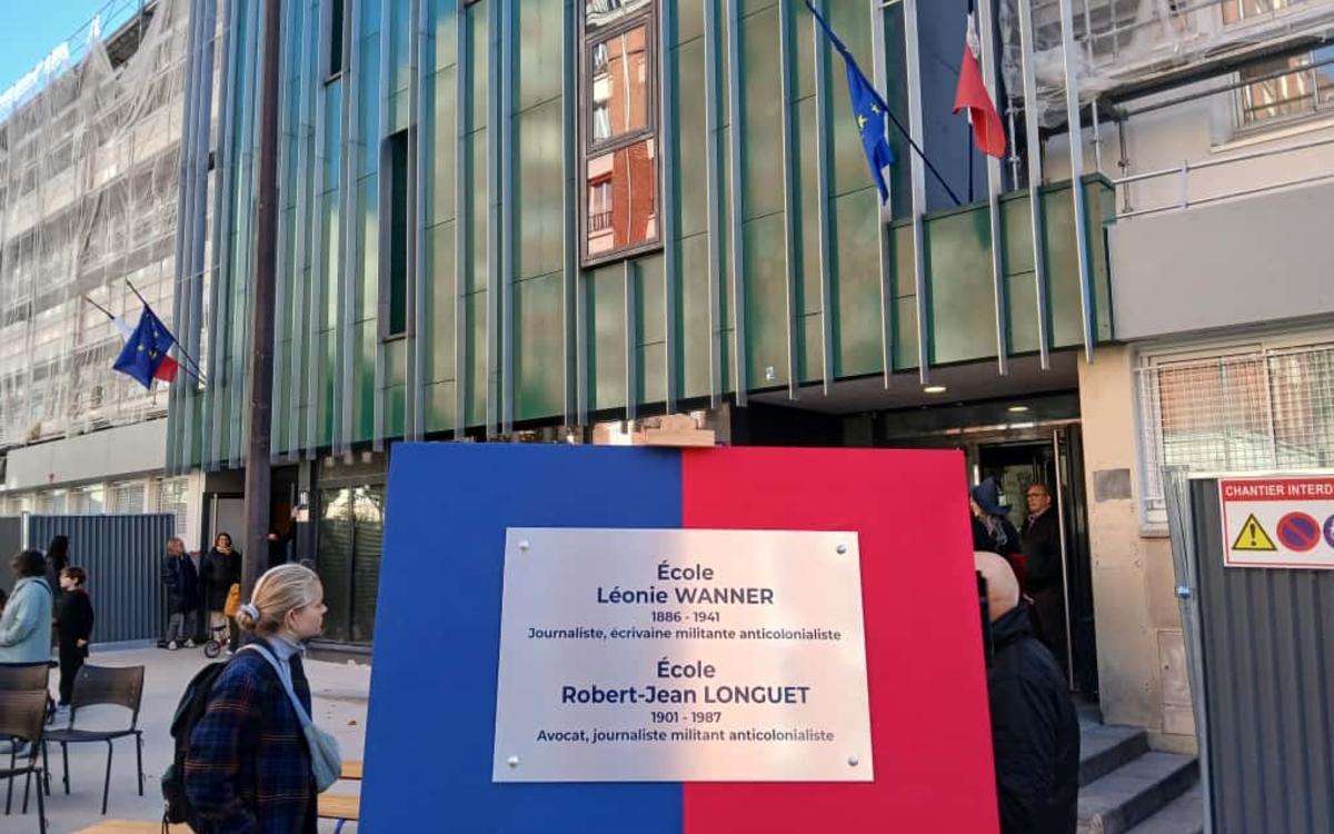 Une plaque commémorative utilisée dans une cérémonie républicaine devant une école