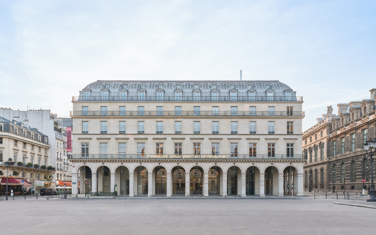 Façade extérieure de la la fondation Cartier pour l'art contemporain, 2 place du Palais-Royal, Paris.