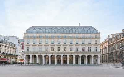 Façade extérieure de la la fondation Cartier pour l'art contemporain, 2 place du Palais-Royal, Paris.