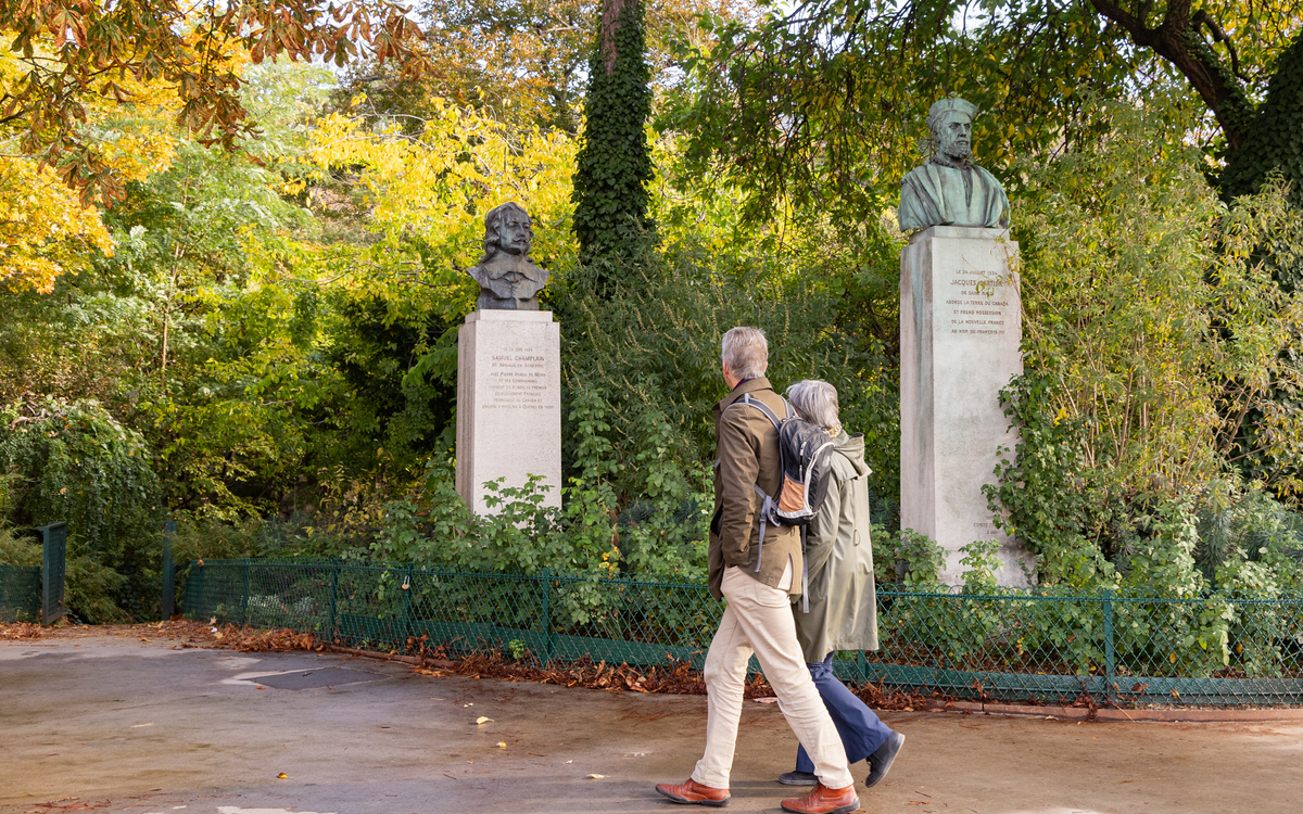 Deux personnes se promènent dans le jardin de la Nouvelle-France (8e)