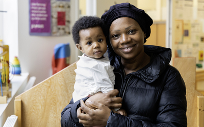 Une maman et son enfant à la PMI place Rhin et Danube