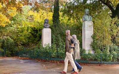 Deux personnes se promènent dans le jardin de la Nouvelle-France (8e)