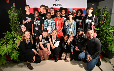 Les deux jurys de mon premier festival 2025, la marraine, le parrain et la Directrice de la DAC Aurélie Filippetti posent pour la photo officielle au forum des images