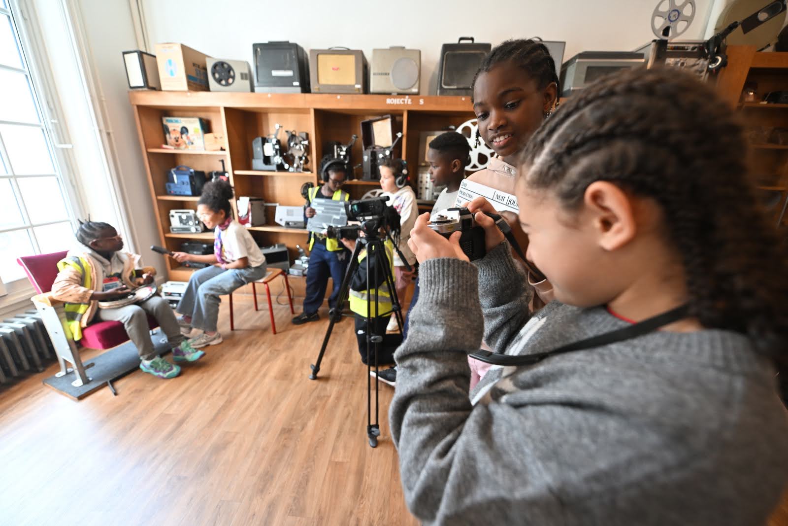 les enfants apprennent à manier la caméra et les appareils photos