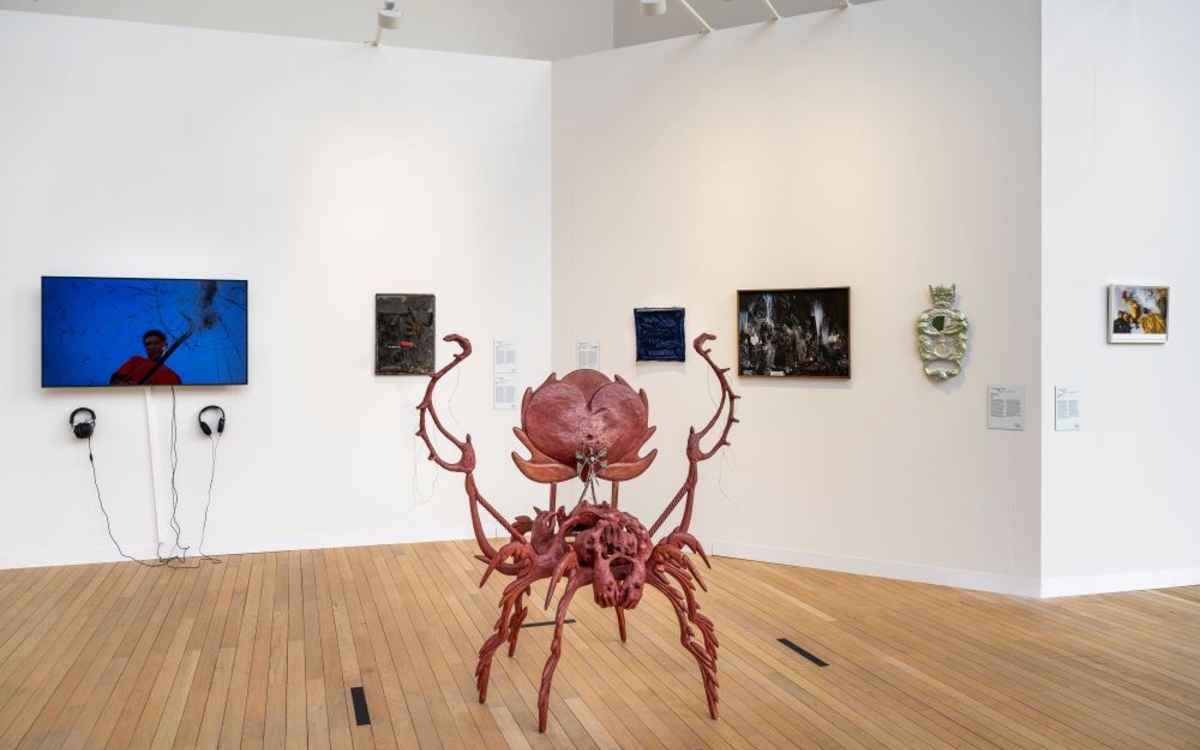 Vue d'exposition : une sculpture, une vidéo et des oeuvres en 2D