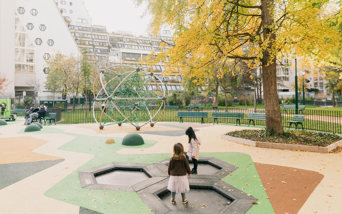 Fillettes sur une aire de jeux