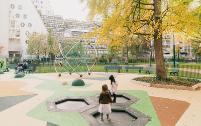 Fillettes sur une aire de jeux