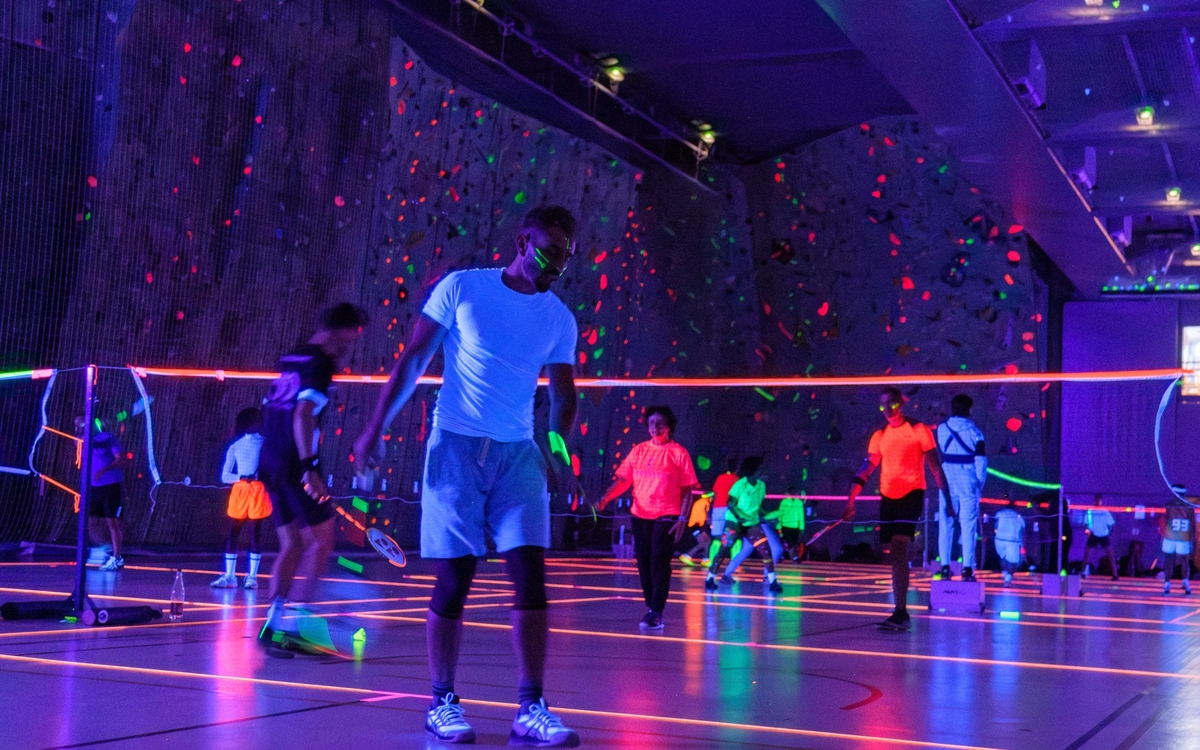 Partie de badminton dans le noir avec lueurs fluo 