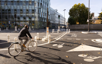 Une cycliste emprunte le nouveau carrefour à la hollandaise rue de Sèvres et boulevard des Invalides.