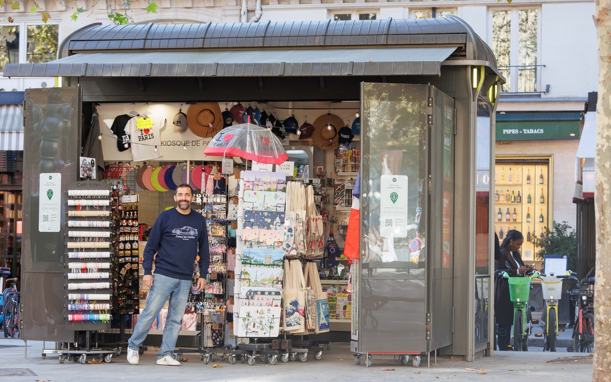 Parisian kiosk that also becomes a tourist information point