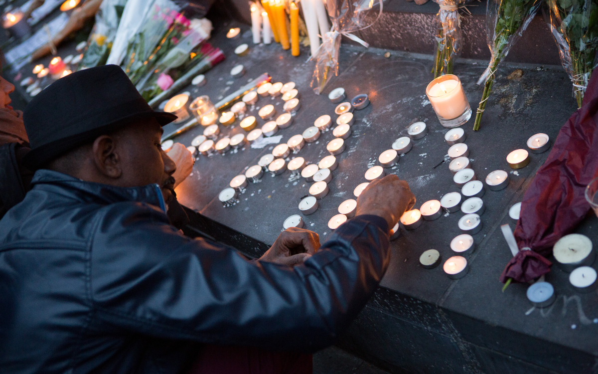 PAIX écrit au sol sur la place de la République